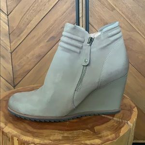 Booties. Taupe color. Worn once